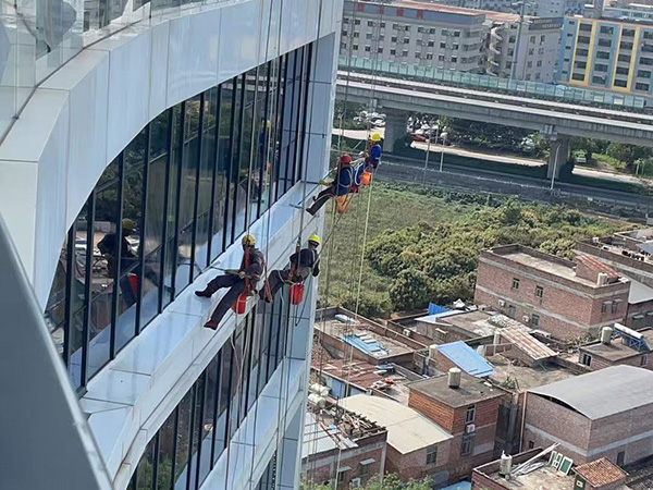 探索高空作業(yè)領(lǐng)域，展現(xiàn)非凡勇氣與技能